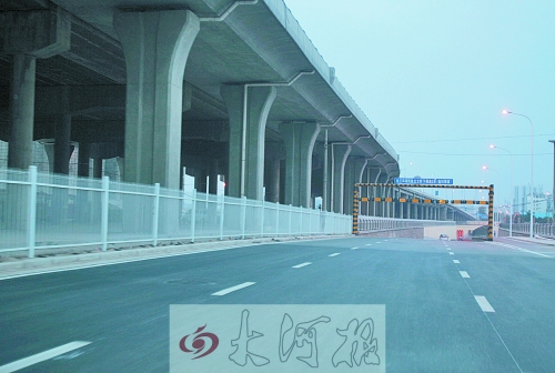 下穿隧道限高3米，不影響公交車通行。