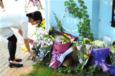 6月8日下午，記者來到廈門公交車爆炸事發(fā)現(xiàn)場橋下，附近已聚集了十幾個(gè)自發(fā)前來悼念的市民。橋墩下排放了一圈或黃或白的菊花，還有玖瑰、百合等。