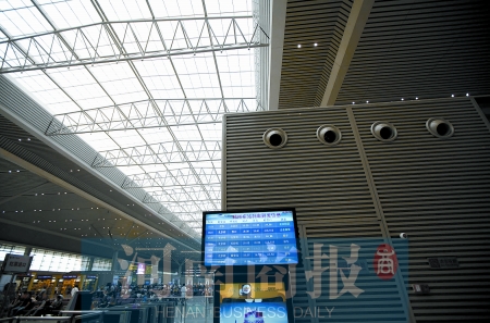 　鄭州東站三樓候車大廳，雖然空調(diào)處有涼風(fēng)吹出，但陽光通過頂棚照進(jìn)，導(dǎo)致整個大廳的空調(diào)制冷效果不明顯
