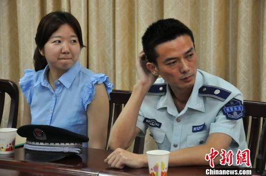 圖為參與“體驗式執(zhí)法”的兩名城管隊員?！埱邸z