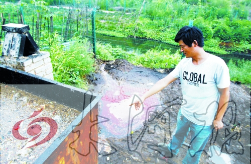 煉油點將骯臟、臭氣熏人的廢水直接排入溝渠。