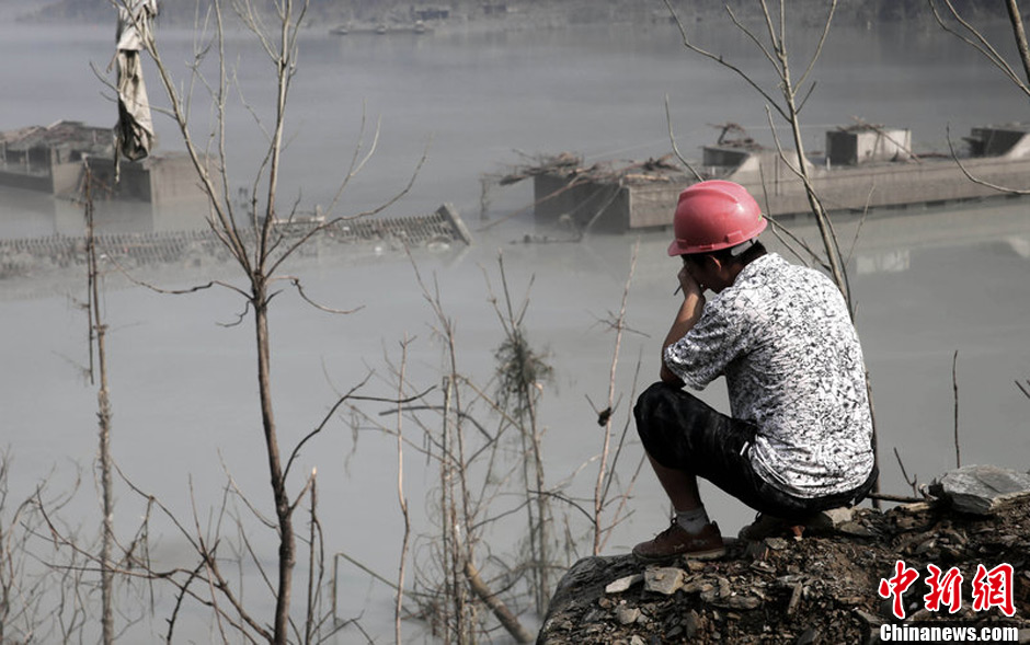 7月14日，四川綿陽，在水下沉寂了5年多的北川漩坪鄉(xiāng)浮出水面，如海市蜃樓飄浮在堰塞湖水面，回來看自己