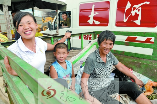 鄭州企業(yè)爭(zhēng)買愛(ài)心瓜 開(kāi)封瓜農(nóng)3500斤西瓜被買空 鄭州企業(yè)爭(zhēng)買愛(ài)心瓜 開(kāi)封瓜農(nóng)3500斤西瓜被買空