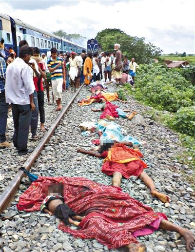 19日，事故現(xiàn)場遇難者的遺體。