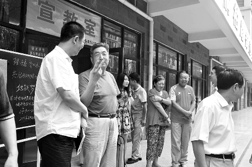 盧法舜（左二）伸出兩根手指，建議實行2元通票制。