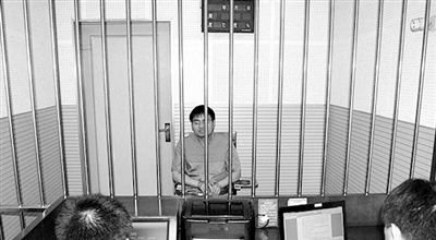 警方審訊犯罪嫌疑人“秦火火”。