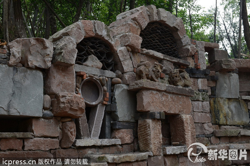 2013年9月23日，有網(wǎng)友近日?qǐng)?bào)料重慶一所大學(xué)正在修建稀奇古怪的校大門