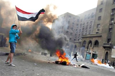 6日，穆爾西和穆兄會的支持者在開羅街頭示威，與警方發(fā)生沖突。消失了三個多月的前總統(tǒng)穆爾西將于下月受審。