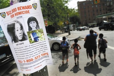 2013年7月23日，貼在紐約街頭的征詢線索傳單，這天是“希望寶寶”被發(fā)現(xiàn)遇害的日子，每年這天警方都
