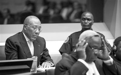 9月26日，荷蘭海牙，利比里亞前總統(tǒng)查爾斯·泰勒在法庭接受審判。