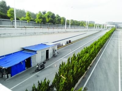 隧道內(nèi)堆放著大量生活用品。