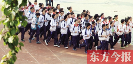 為提高學生體質，教育部門要求將跑早操形成制度