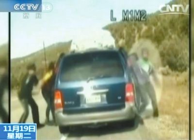 雷爾與警察爭執(zhí)，費雷爾兒子下車試圖保護媽媽。