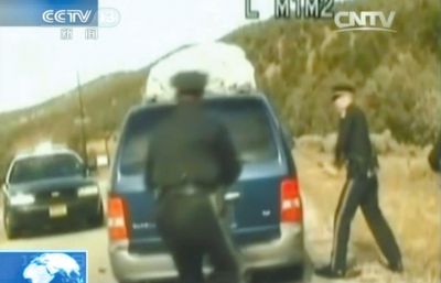 費雷爾再次上車，警察拿警棍砸車窗。