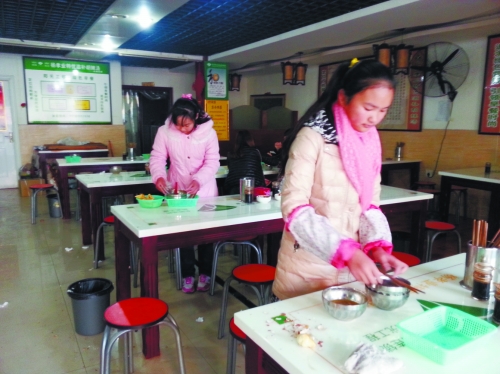 參加體驗(yàn)的兩名學(xué)生成功“入職”后,開始收拾餐桌。 參加體驗(yàn)的兩名學(xué)生成功“入職”后,開始收拾餐桌。