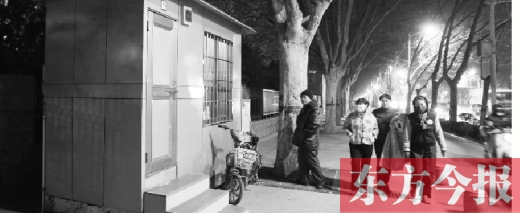 1月13日晚9點(diǎn)30分，鄭州市綠城廣場內(nèi)的公廁依然開放