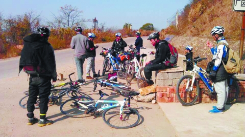 1月21日，他們路過湖南中路鋪鎮(zhèn)，在路邊短暫休息。