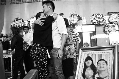 2月24日，泰國(guó)曼谷，民眾為在手榴彈襲擊中遇難的兩名兒童舉行葬禮，兩名兒童為姐弟二人，姐姐6歲，弟弟4歲