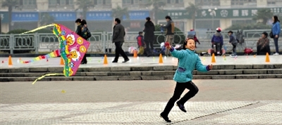 昨日，省會天氣晴好，春意盎然。上午，在綠城廣場，一個小女孩在快樂地放風箏。