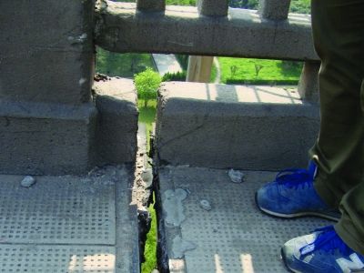 圖為大橋17號墩處橋面裂縫。梅建明 攝