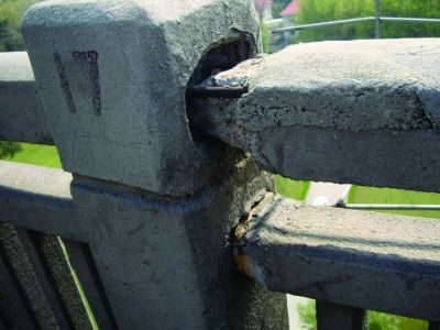 圖為大橋17號墩處橋面裂縫。梅建明 攝