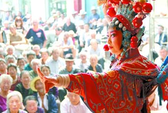 圖為8月15日戲曲演員在“流動(dòng)舞臺(tái)車(chē)”上表演傳統(tǒng)地方戲《穆桂英下山》。