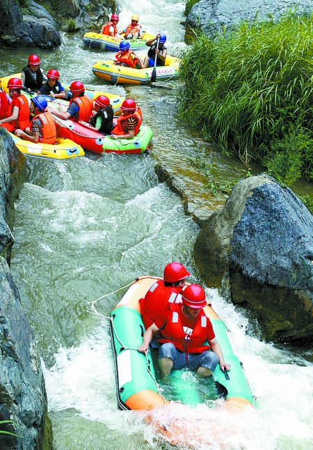 8月16日，游客在盧氏縣豫西大峽谷景區(qū)進行漂流比賽。