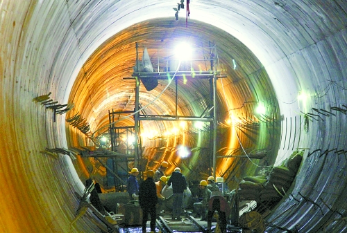 2012年12月30日，工人們?cè)谀纤闭{(diào)中線穿黃隧洞內(nèi)施工。