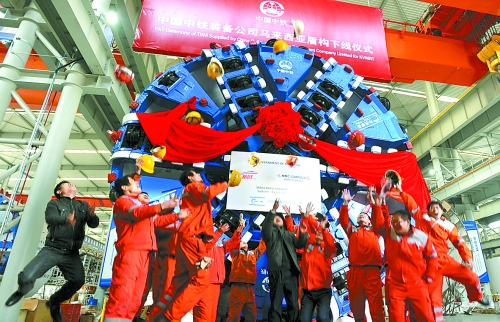 1月3日，由中鐵裝備公司設(shè)計(jì)制造的2臺(tái)中國(guó)中鐵盾構(gòu)在鄭州正式下線