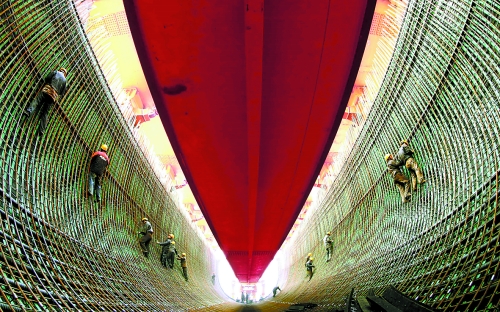 2月27日，南水北調(diào)中線(xiàn)鄧州湍河渡槽工程建設(shè)者在槽體內(nèi)扎鋼筋。