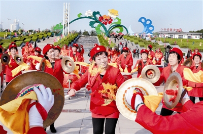 在中國國花園，伊川縣威武龍鼓藝術(shù)團(tuán)的精彩表演吸引眾多游客