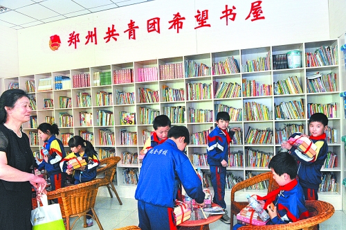 5月3日，來自貧困家庭的孩子在“雷鋒超市”拿到了心愛的圖書。