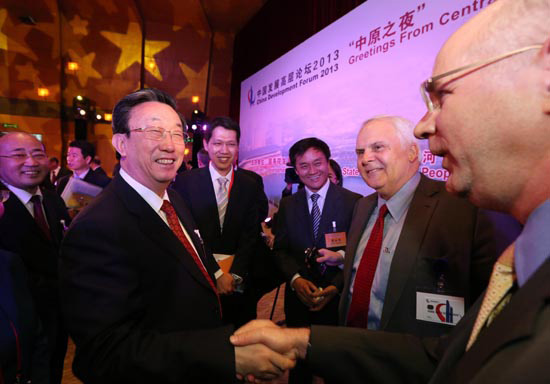 3月24日晚，省委書記、省長郭庚茂在參加中國發(fā)展高層論壇“中原之夜”活動時與外商親切握手交談。