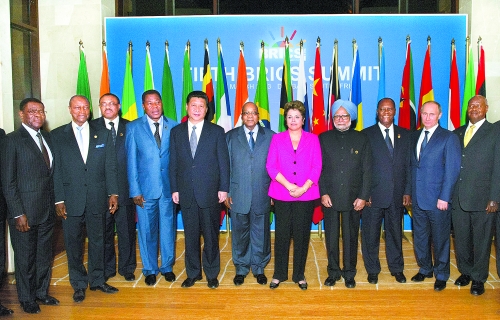 　3月27日，國家主席習近平在南非德班出席金磚國家領導人與非洲國家領導人對話會。這是與會領導人集體合