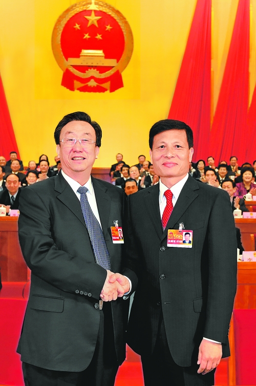 4月2日上午，新當選的省人大常委會主任郭庚茂與新當選的省人民政府省長謝伏瞻親切握手。郭宇 董亮 攝