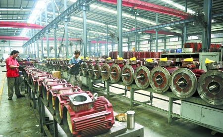 8月9日，南陽微特防爆電機有限公司員工生產(chǎn)出口訂單產(chǎn)品。