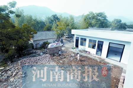 新校舍旁邊，是徐云玲和學(xué)生們用了多年的石頭校舍 河南商報(bào)記者 鄧萬(wàn)里/攝