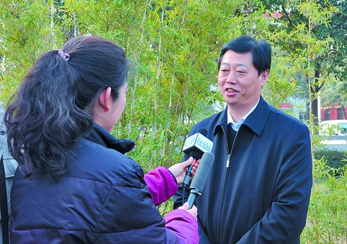 十八大代表、南陽(yáng)市委書(shū)記李文慧談學(xué)習(xí)十八大精神體會(huì)