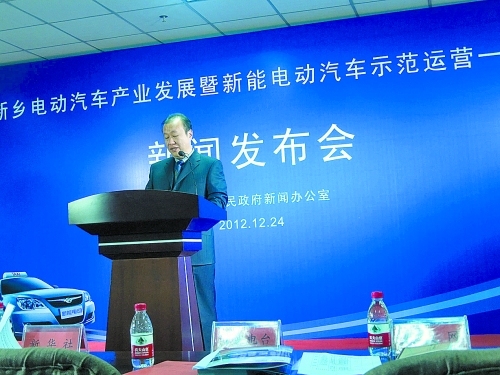 　新鄉(xiāng)市新能電動(dòng)車(chē)有限公司董事長(zhǎng)張輝介紹有關(guān)情況