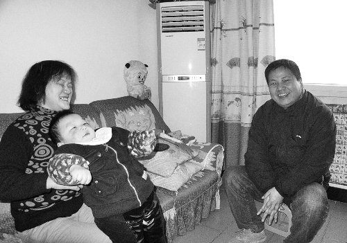 恩人找到了、飯碗保住了，張新明（右）與原竹青都開心地笑了。