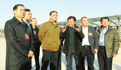 　　鄭州手拉手集團(tuán)董事長(zhǎng)賈長(zhǎng)明（右三）向省農(nóng)業(yè)廳廳長(zhǎng)朱孟洲（右四），省政府副秘書(shū)長(zhǎng)、省政府駐京辦主任