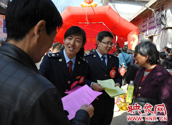 宣傳人員在發(fā)放資料 宣傳人員在發(fā)放資料