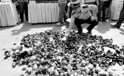 河南公安機關(guān)在省人民會堂舉辦“打四黑除四害” 河南公安機關(guān)在省人民會堂舉辦“打四黑除四害”