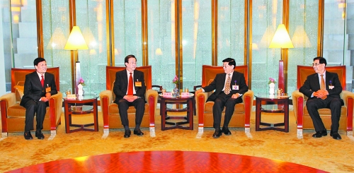 　3月24日，國(guó)務(wù)院發(fā)展研究中心主任李偉在北京會(huì)見(jiàn)了前來(lái)出席中國(guó)發(fā)展高層論壇“中原之夜”活動(dòng)的河南省