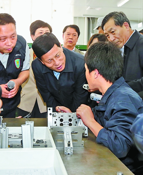 4月24日，省委副書記、省長謝伏瞻在濟源虎嶺產(chǎn)業(yè)集聚區(qū)考察。