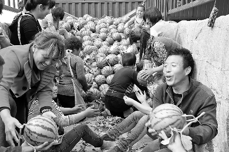 　眼下，內(nèi)黃縣東莊鎮(zhèn)種植的“無公害西瓜”豐收，市場緊俏。圖為5月6日，瓜農(nóng)準(zhǔn)備把外銷的西瓜裝車。劉肖