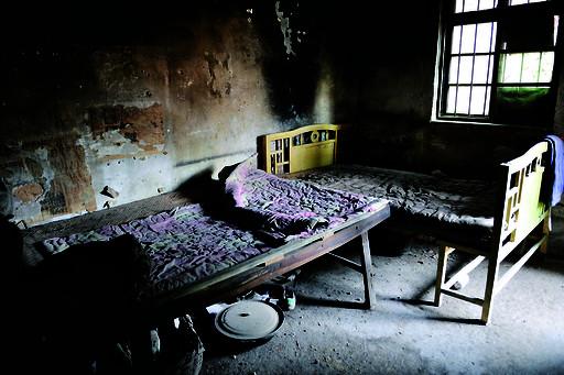 姐妹倆的臥室長期不通風(fēng)，又潮又悶