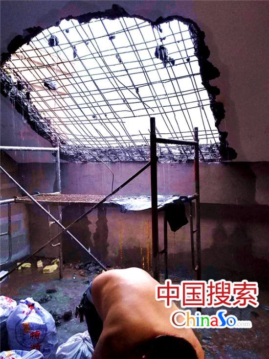 樓頂被鑿開大洞，鋼筋裸露
