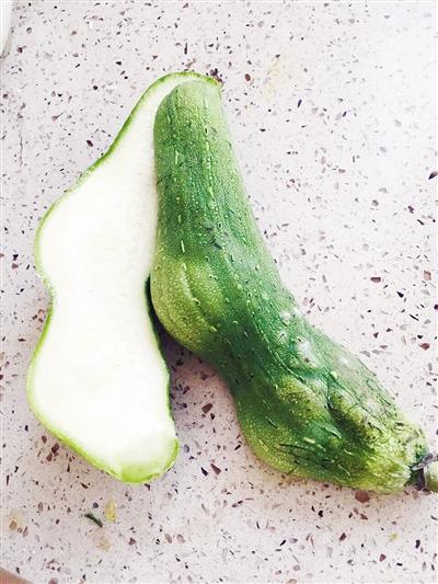 漯河市民菜市場(chǎng)買細(xì)長(zhǎng)絲瓜 放四天“長(zhǎng)胖” 漯河市民菜市場(chǎng)買細(xì)長(zhǎng)絲瓜 放四天“長(zhǎng)胖”