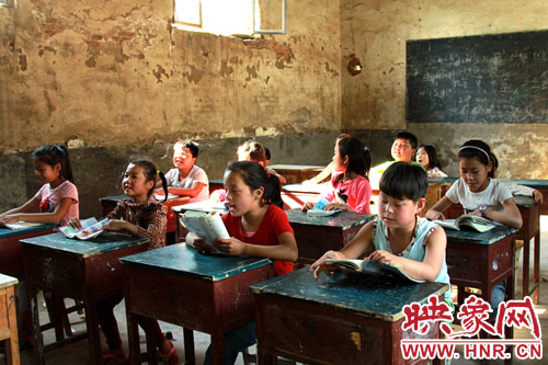 四位鄉(xiāng)村老師為閆洼小學的孩子們撐起一片藍天